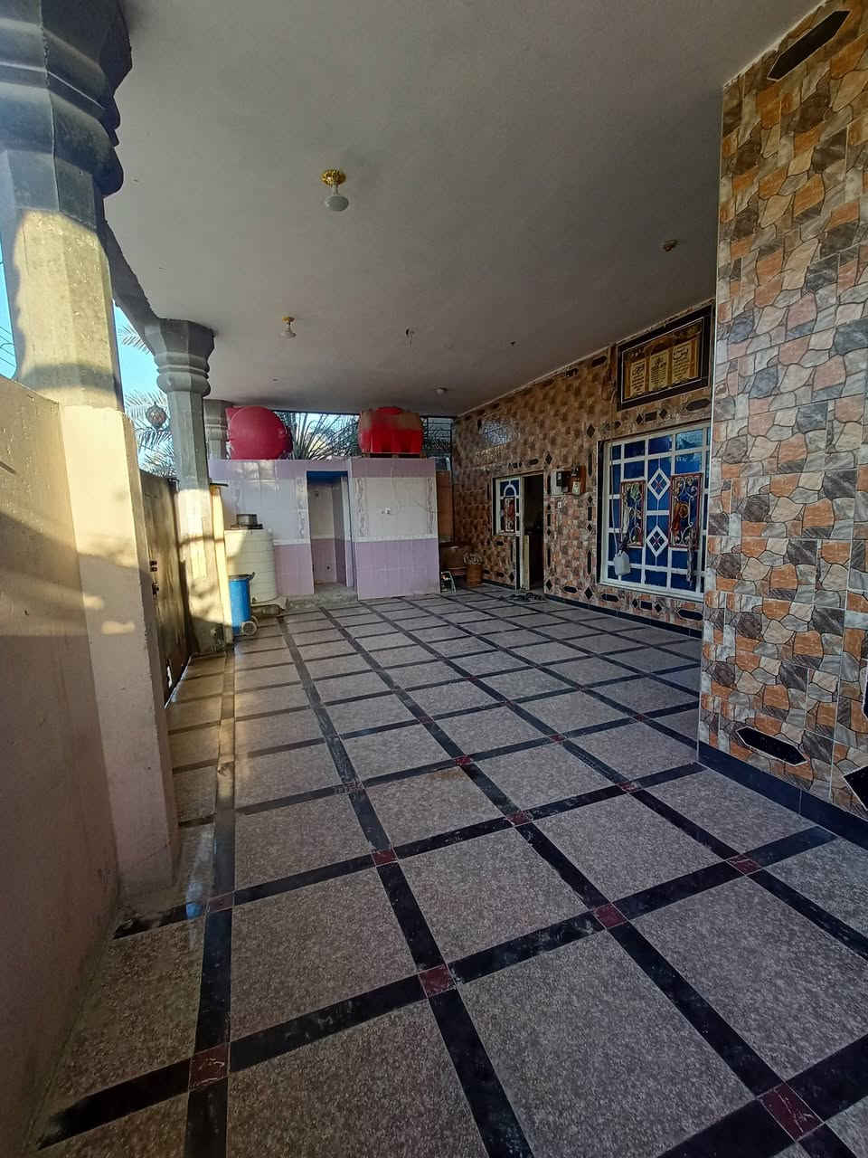 دار سكن بناء حديث طابوك وكونكريت في القرنة الشرش قريب على شارع الضباط يبعد عن الشارع 30 حوالي 50 متره البيت متكون من ديوانيه و غرفتين نوم و هول وصاله ومطبخ كما واضح وصحيات خارجيه وداخليه ومساحه البيت 250 متر  السعر 120 طابو زراعي للاستفسار على الرقم  ***********
