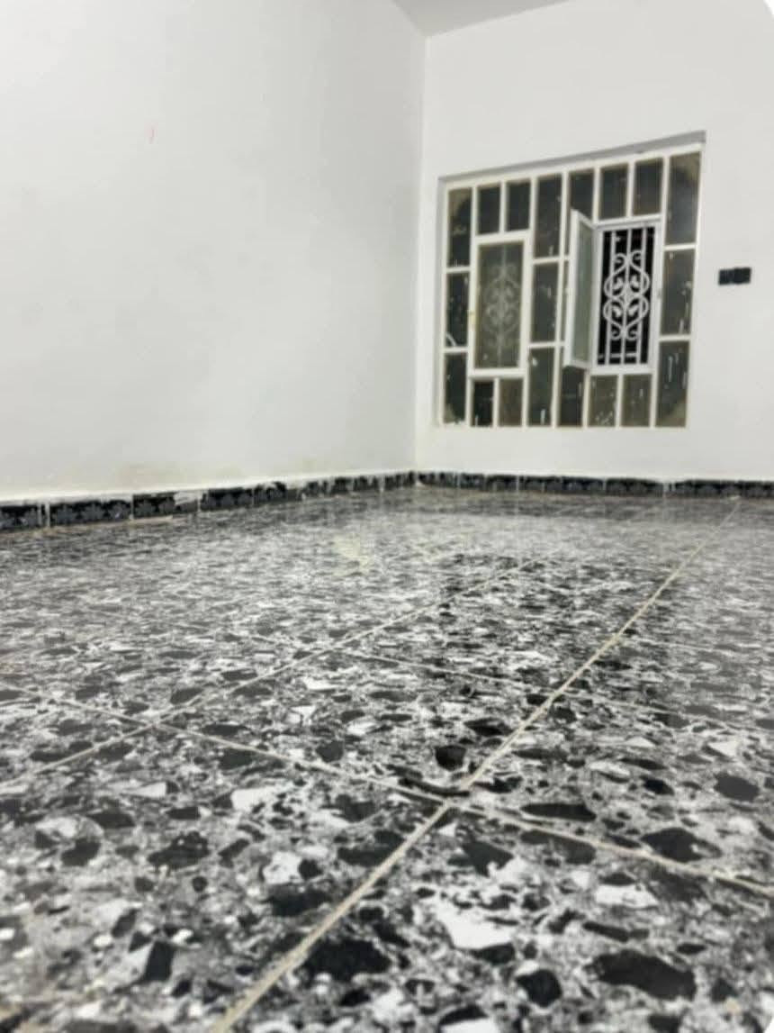 بيت للبيع طابو صرف مساحة
250 متر حي التربة قبل

المدارس الصينية بشارع

واحد يتكون من الطابق

الأول غرفتين وصاله

وديوانيه ومنور وصحيات

داخلي وخارجي الطابق

الثاني فقط غرفة وعندك

الساحة البرة كراج سيارة

وحديقة صغيرة جيران ذهب منطقة هادئة آمنة كل الخدمات ماي كهرباء تبليط مجاري كلها كاملة للتواصل واتساب أو اتصال  *********** بيع نقدي ومبادرة
