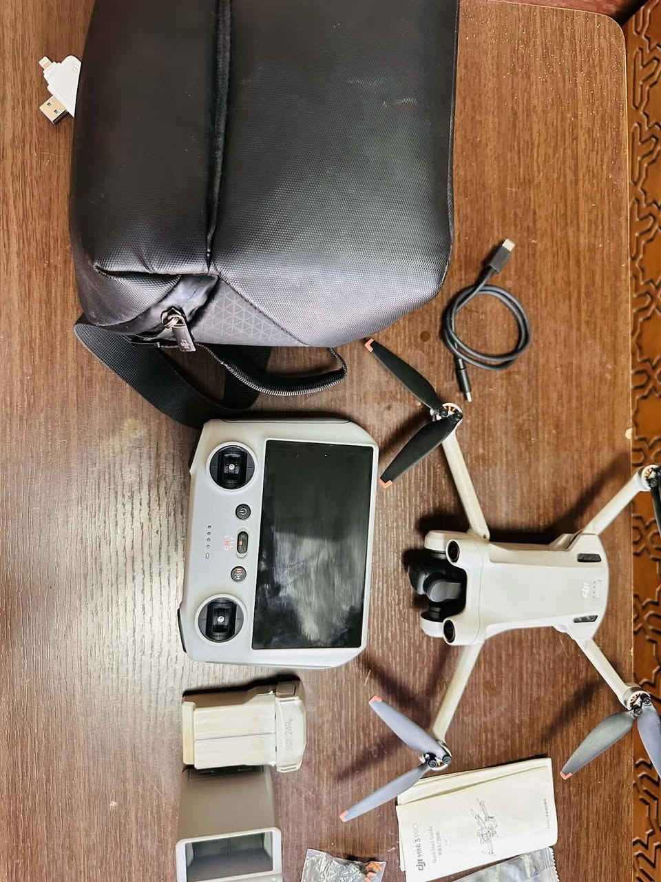 درون مني ٣  برو  نضيفه وحلوه كامل ملحقاته   نضافته 100/90  مكان بصره  رقم ***********.   سعر 1000
