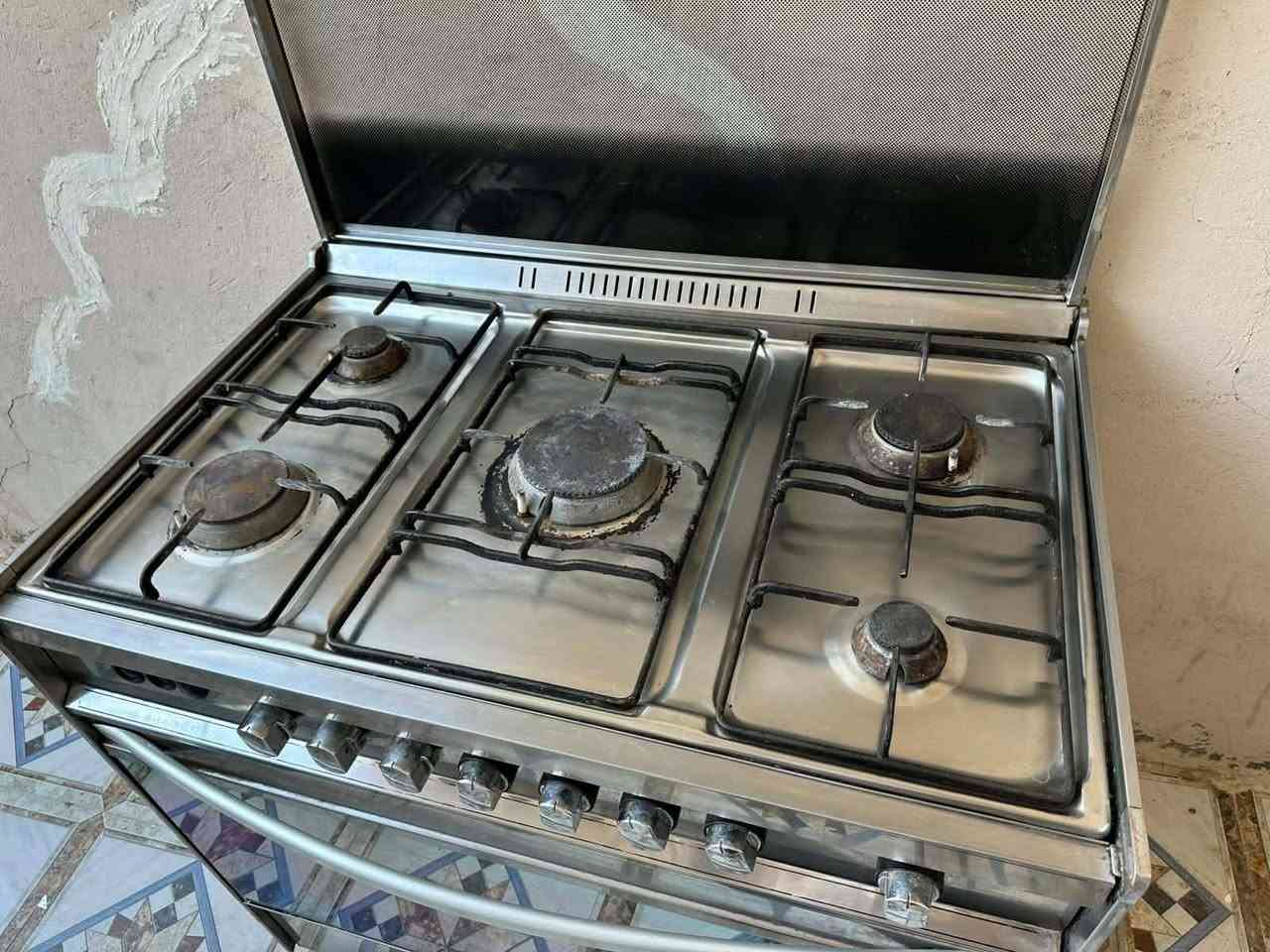 طباخ نضيف وشغال 100 الي يريده يتصل ***********
