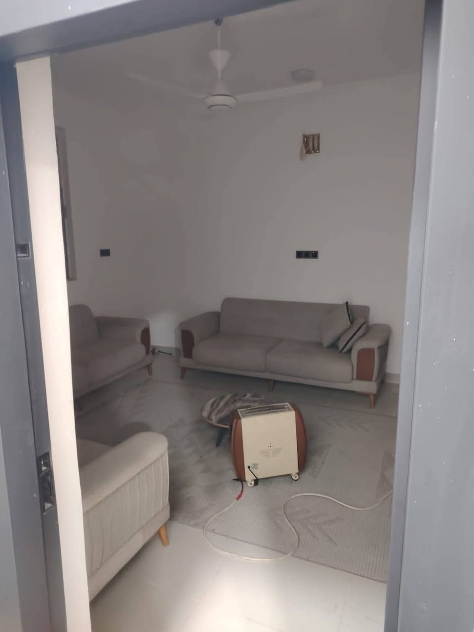 بيت للبيع/ السماوه
------------------------
مجمع الرحمن بالزهور
-----------------------
مساحه ٢٠٠ متر 
-----------------------
طابق واحد/ غرفتين وصاله وبراني ومطبخ وصحيات مسلح بناء جديد 
-----------------------
مطلوب للعقاري ١١٠ مليون مليون تسديد شهري ٥٥٠ الف 
------------------------
*********** / ***********
------------------------
للإستفسار مراجعة مكتب عقارات قاسم كاظم الإسكان قرب كافتريا كناري مستعدون للاستقبال كافه العروض 
-
