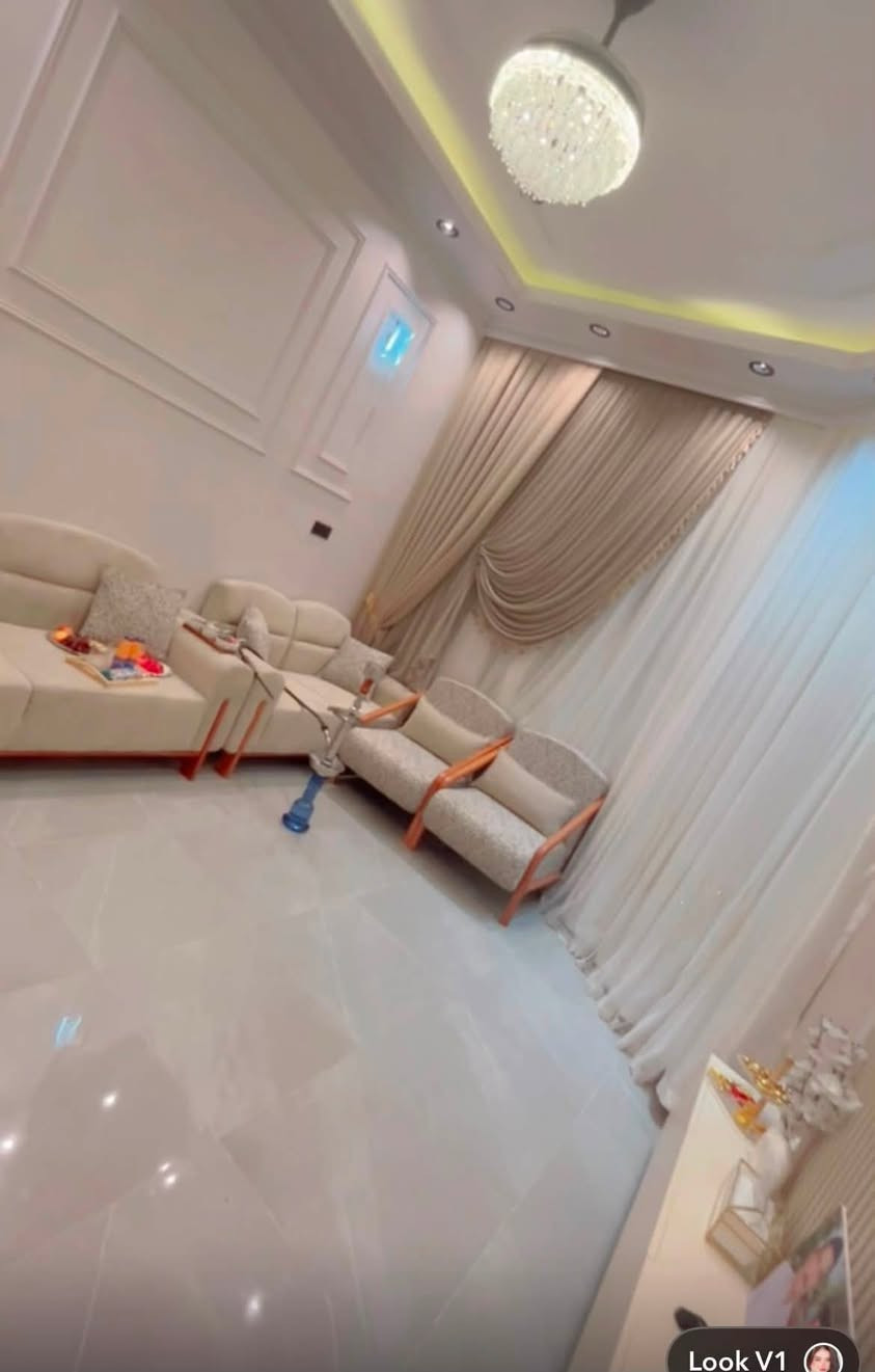 الدار للبيع مساحه ٦٠ متر زنجيل    اركيه وفاضل شارع المسبح
غرفتين نوم+ حمامات ثنين + حديقه خلف المنزل 
للاستفسار ***********
