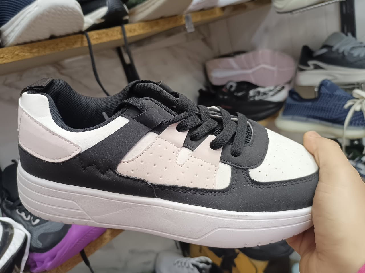 عندي احذيه رجالي ماستر كوالتي للبيع قطع اخيره،👟👞🥾👟
#جمله اسعار مناسبه جدا 
***********  حجز واتساب
