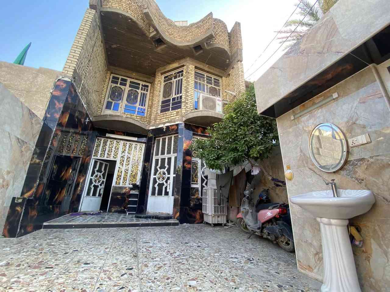 السلام عليكم
الدار للبيع مساحه 150 م

3 طوابق 

الطبق الارضي استقبال ومطبخ وصاله وغرفه نوم وحمامات 2

الطابق الثاني غرفتين وصاله وحمام 

الطابق الثالث غرفه وصاله وحمام 

عنوان بدايه الاورفلي قرب جامع الهدى ثاني فرع بعد الجامع             فرع بيت سيد صالح 

للاستفسار 

***********
