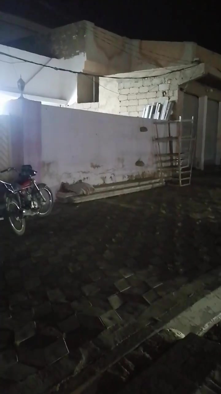 قطع من بيت مساحة ١٠٠ متر للبيع في الحي العصري - شارع الجمعية
موقع المكتب بلدروز حي العسكري مقابل المستوصف *********** ***********
