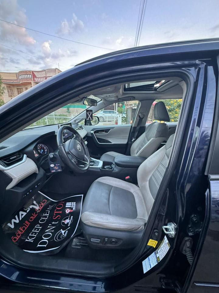 السلام عليكم 
توجد تيوتا راف فور هايبرد 2022 فول مواصفات XLE للبيع فقط 
ماشية 60 الف ميل 
حادث فقط بنيد . كما موضح بالصور الحادث 
نضيفة جدأ بدون نقص تحويل مباشر 
السعر 225 ورقة وبيها مجال 
مكاني بغداد حي الجامعة 
غير متواجد على الانترنيت فقط على الهاتف 

0770 290 3088
