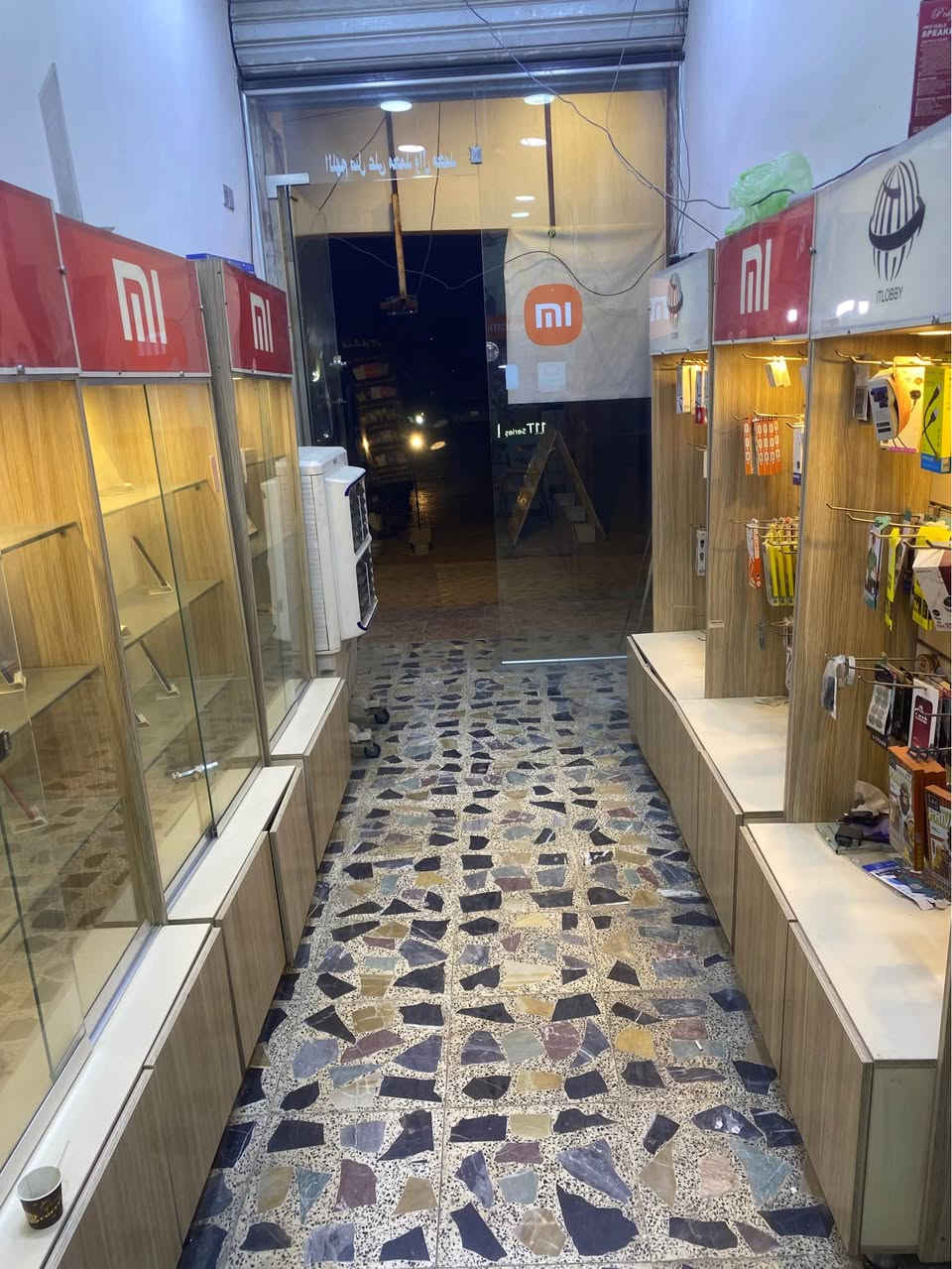 السلام عليكم محل مبايلات القطع البية:
1_ فاترينات جام عدد 3
2_فاتريات استاند تعليك عدد3
3_فاترينات تعليك عدد 2
4_جهاز رصيد انتشار
5_جهاز لواسق وتغليف ضهر
6_ميز صيانة مع عدة الصيانة كاملة وميز مال محي
7_فاترينة ستاندات مال كفرات 
8_جهاز استنساخ وسحب ملازم
وبعد بي المحل القطعة البرة قيات 3مترات وقطعة مثلثة وبراد مي ومبردة وجهاز مال عد فلوس وكارتونتين كفرات بعد طبعآ المحل ايجارة حلو وشغلة حلو وبصفك معهد يسحب ملازم وهل امور موقعة حي اور مجاور مثلجات السويقي رقمي *********** بغداد, العراق
