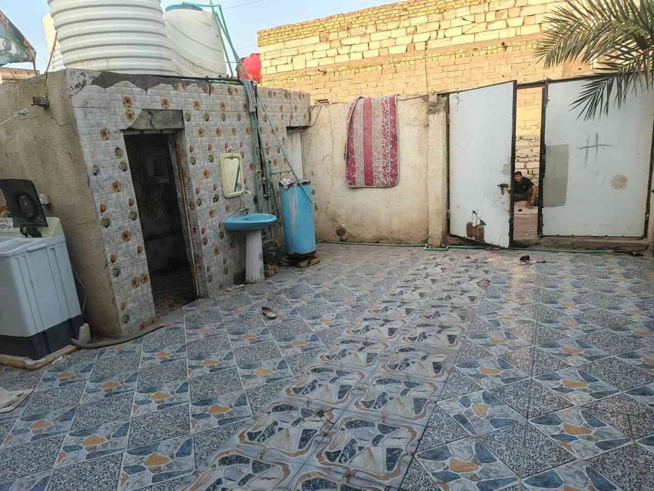 بيت للبيع الدجين شارع حجي كشكول زراعي مساحه ٢٠٠ متر يتكون من غرف ٢. صاله مطبخ استقبال باقي اتفاصيل واضحه بصور بناء بلوك عكاده بيت عالي عن الشارع ونضيف مكانه مرتب السعر ٤٥  تفاصيل اكثر اشراي يتصل واتساب ويدلل  ***********
