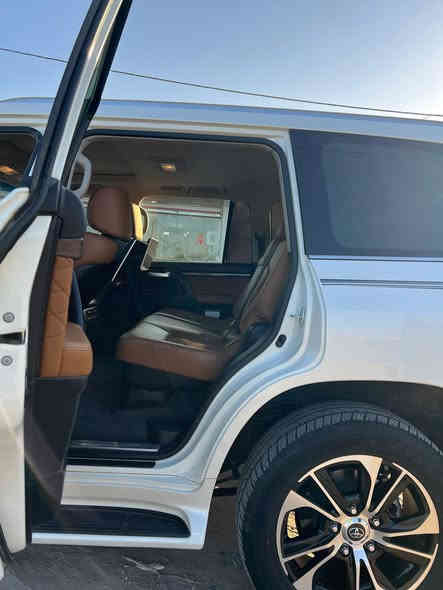 السلام عليكم

لاندكروز 2021 بحريني اصلي مكفولة كفالة عامه ماشية 76 الف  فول 1/1
مواصفاتها
8 ايرباكات 
كشن 3 حركات
3شاشات 
كشنات جلد
5 بصمات وباقي المواصفات المعروفه في البحريني اصلي 
رقم بغداد  
تحويل ثاني يوم 
السعر 585 $
الاستفسار 
‭0781 122 1213‬
