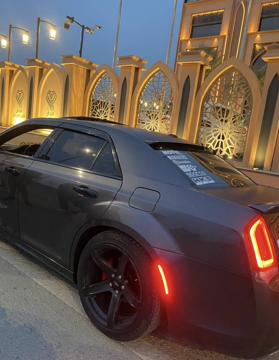 السلام عليكم اوباما اس كولد وارد كندي 🇨🇦
سياره كلين  هنا بيه جاملغ خلفي صبغ فقط 
الشايب 300s كولد البجم العريض 
اوباما 300s موديل 2017
-محرك 6 سلندر 3600 
-حساس خلفي  
-زنون بلادي عدسة عالي ناصي 
-شاشة كبيرة (كار بلي) 
-سقف بنوراما قطعتين 
-ويل ٢٠ نحمه خسفه اصلي مختم مكفول 
-بصمة ابواب تشغيل عن بعد
-السيارة تو ويل 
-كير ماوس 
-كراسي كهرباء
-كراسي امامي تدفئه 
-كراسي جلد 
-كشنات جلد  (مختوم اس بلاد لون ذهبي )
-سكليتر كهرباء 
-ستيرن كهرباء (تدفئه ستيرن)
-شفتات ستيرن
-سستم صوت (الباين)  
-ماشية 130 
-وبيهة مواصفات بعد
-مواصفات ال s كولد اديشن  فول مواصفات 
-السيارة نصبتهة بل حقيقة احلة من الصور 
-المكان بغداد 
-السعر 230 وبيه مجال بسيط 
-الاستفسار   ***********
ملاحضه سياره ممشى اربيل قبل ٤ اشهر  دخلت سياره جديده صدر تخم تاير تراي زيرو مابيه  مصرف ابدد سياره اي كلوب ممشتغل بيه
