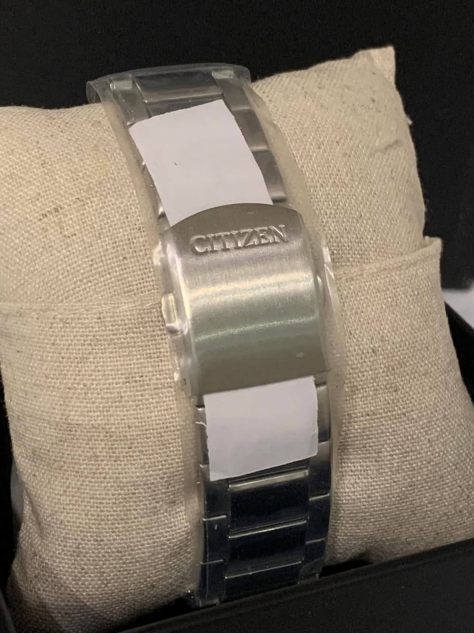 السلام عليكم.....
ساعة CITIZEN ياباني اصلي بطارية
شحن ضوئي ECO DRIVE 
سوبر كوارتز 
ستوب وج 
كرونوكراف 
نافذة للعرض التاريخ
سناتر شغالة 
أميال وارقام فسفوري 
سنتر ثواني ثانوي 
نظام ٢٤ ساعة 
القطر ٤٣
مقاوم للماء ١٠٠م 
سير حديد ستانلس ستيل معلم 
جديد غير مستعمل مع العلبة الأصلية وبطاقة الضمان 
السعر ٢٠٠$
يوجد توصيل ***********
