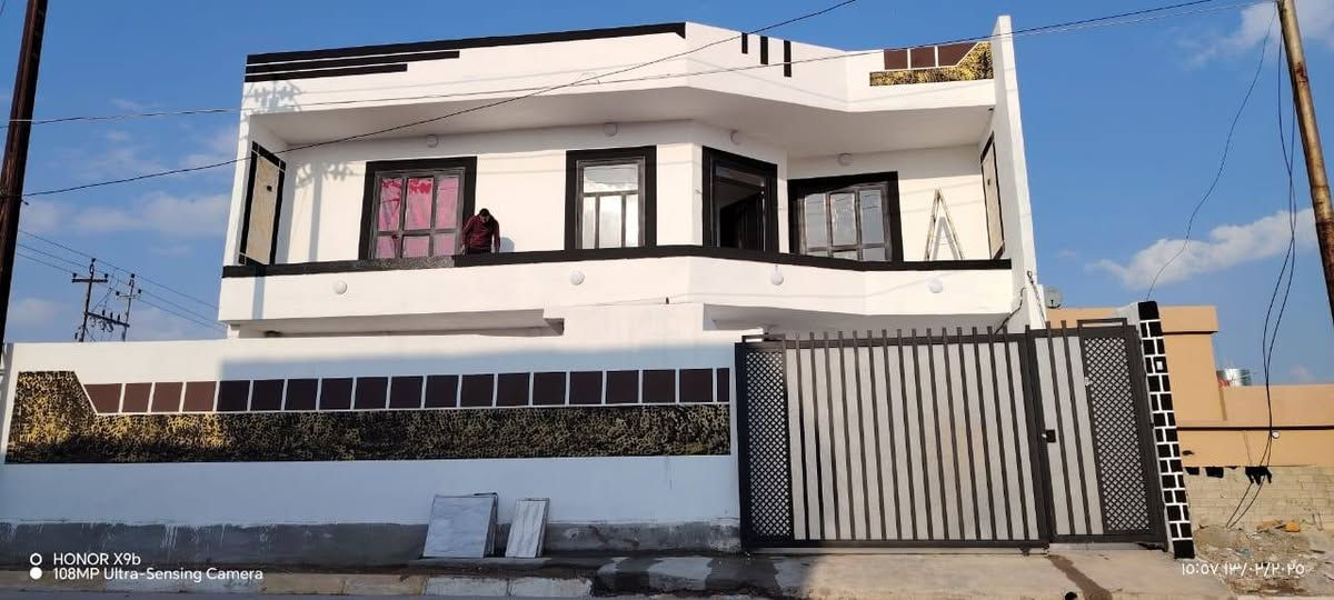 بيت للبيع 250 متر 4غرف نوم بيت فول سيراميك وسقوف  حي حطين قرب التربيه السعر130 وبي مجال الاستفسار ***********
