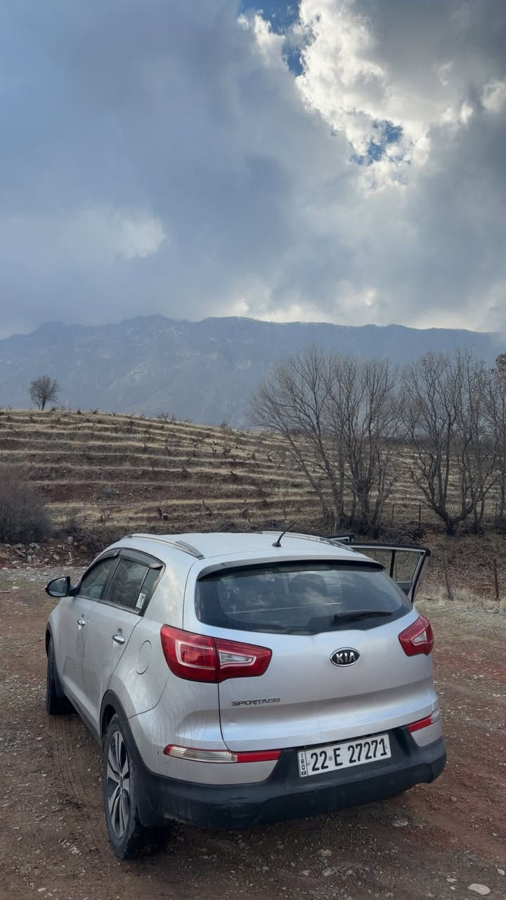 سبورتج 2012 خليجية محرك 2000 
رقم اربيل مميز جديد باسمي تحويل ثاني يوم

كفالة عامة ولا قطره صبغ بيها بارد فقط ٣ قطع
و بيها قمارة بيها جراد فقط
السعر 136 
السيارة جاهزة من كلشي هزة جديد
صدر امامي خلفي جديد من العماد
غرفة احتراق ادامة كاملة من كلشي
منظومة تبريد بصيف شادها جديد
سيارة جاهزة 

السعر ١٣٦ بيها مجال كلش قليل
مكانها بغداد الدورة
***********
