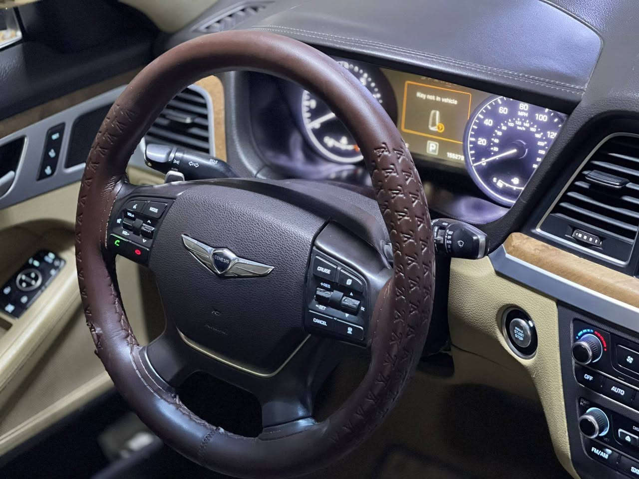 السلام عليكم للبيع والمراوس بعالي تاهو جكسار وغيره جنسزز 2015جي 80 فول فول اعلئ مواصفات لون بني السياره جديده حيل وارد امريكي داخله كلين صور من امريكا معه التقرير بالمنشور وبيه سونار  وهنا صار بيه قطعتين صبغ وبارد بدون دواخل بدون تبديل بنيد وباب الصدر صبغ  فقط عليه ادامه كامله من الدعاميه لدعاميه
السعر ١٦٥ ورقه وبيه مجال رقم اربيل بعده تحت الهزه امداور ثاني يوم راعيه بالنجف والسياره بالنجف*********** متواجد واتساب النجف, العراق
