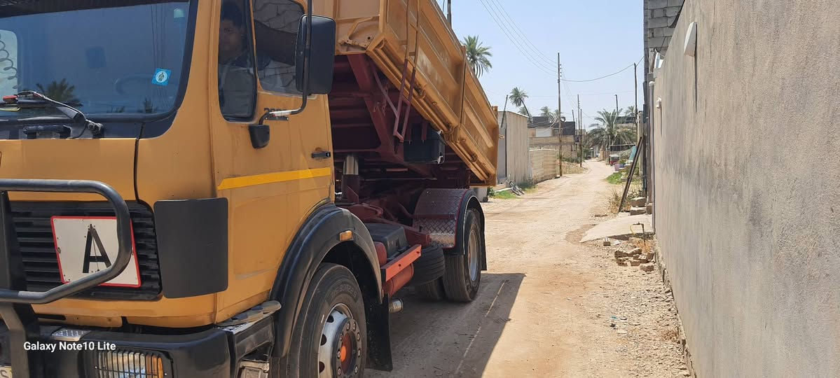 السلام عليكم البي موديل ٨٢ رقم بغداد السنويه ماساقطه
والتحويل مباشر  مكينه ٢٥ ثمانيه سلندر  لاتنقيص ولا بخار
كير ٢٥ اكسل جي اف شاصي باج بطن السياره كفاله عام
لايوجد بها أي نقص السعر ١٨٠ ورقه وبها مجال ٠ مكان السياره بغداد ٠
الاتصال.   *********** اتصال فقط غير متواجد على 
الفيس ٠
