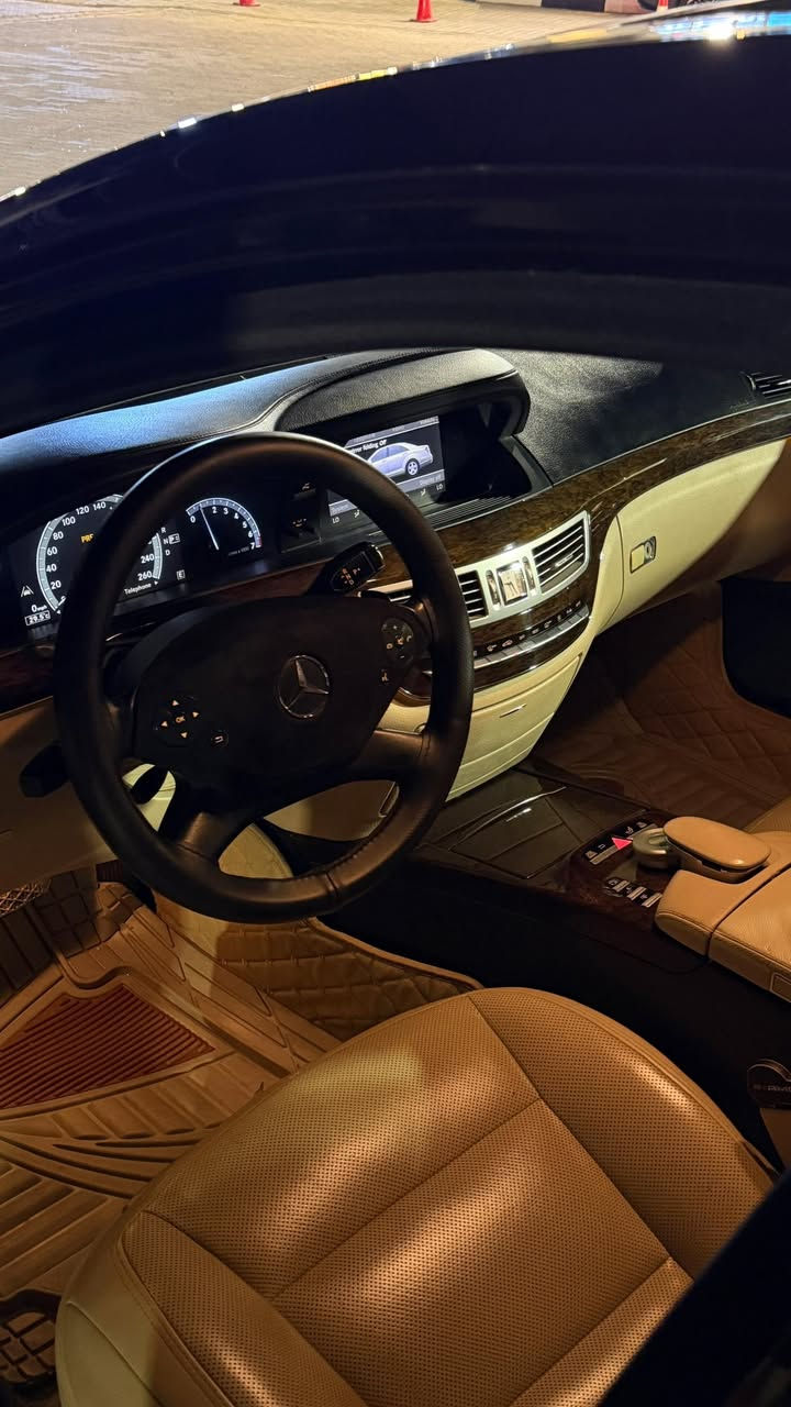 مرسيدس S350
V6 2011
اصوليه (تحويل ، وكاله)
بدون صبغ بدون تبديل بدون شخوط
فقط مكانات 3 بارد جداً بسيطات
حدايده جديده 
تخم تاير جديد
ويل جديد
غرفتها جديده
چوبلسات جدد
مكينه وگير كفالة من فتح وتبديل وعطل 
مصروف عليها هواي
مواصفات الـS معروفه 
كشنات كهرباء
مساج
اضائه محيطية
بنوراما
نظام صعود ونزول السياره (چوبلس)
بعد هواي مواصفات والـS معروف
للأستفسار على السعر   (  215 )
***********
