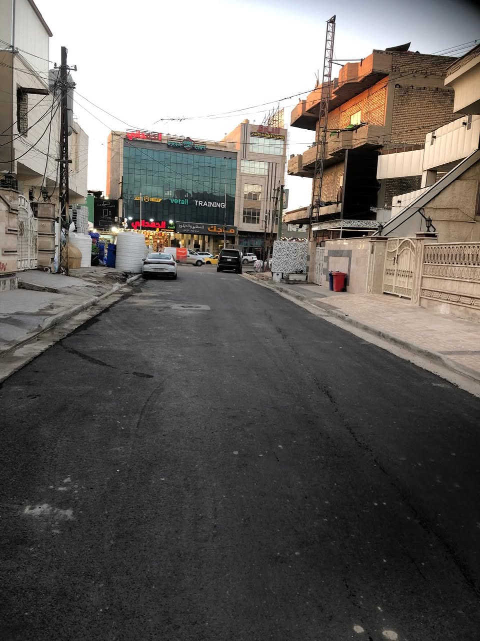 السلام عليكم للبيع دار بحالة جيده جدا طابو ملك صرف في علي الصالح قريب على الشارع العام يبعد بيتين عن شارع ١٤ رمضان 
400m
واجهة17m
نزال 23/5
الطابق الارضي 
صالة  5في8m
هول 5في7m
غرفتين نوم 6في4 
5في4
مطبخ  6في4 سيراميك
حمام2/5في3 سيراميك
حولي 5/5في 3/5
حديقة 
3 مناور داير مادير البيت
كراج تحت الارض 5في8
كراج خارجي 
الطابق العلوي 5 غرف
حمام سيراميك
سويت في احد الغرف
حولي 
 الواجهة حجر 
الدار في حالة جيدة جدا
علما/ ان المنطقه قد تم تبليطها حديثا مع الارصفة 
للاستفسار الاتصال***********
