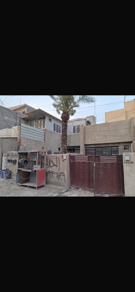 دار سكن مساحه ٢٠٠ متر واقع في الشرطه الخامسه بسعر جداً مناسب الاتصال على*********** _***********
