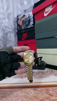 ساعة • للبيع