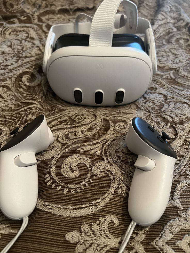 نظاره Meta Quest 3 
سعرها 750 ربع مانزل منها استعمال نظيف المعالج: Snapdragon XR2 Gen 2 (أقوى بمرتين من كويست 2، يعني سلاسة خيالية بالألعاب الثقيلة).
الشاشة: وضوح 4K+ (Infinite Display) بدقة 2064 × 2208 بكسل لكل عين، يعني الصورة أنقى بـ 30% من الإصدار السابق.
العدسات: نوع Pancake Lenses (تنطيك وضوح كامل من الحافة للحافة بدون تغويش، وتخلي النظارة أنحف بـ 40%).
الواقع المختلط (MR): كاميرات Full-Color Passthrough بدقة عالية، تخليك تشوف غرفتك بالألوان الطبيعية وتدمج الألعاب ويا الواقع.
الذاكرة (RAM): 8 جيجابايت (لأداء أسرع وتعدد مهام أفضل).
التخزين: 512 جيجابايت (أعلى سعة موجودة، تشيل عشرات الألعاب الضخمة بدون ما يمتلئ الخزن).
الصوت: سبيكرات مدمجة بتقنية 3D Spatial Audio (صوت محيطي أعلى بـ 40% وأنقى).
اليدات (Controllers): نوع Touch Plus بدون حلقات، مع تقنية اهتزاز متطورة (TruTouch Haptics


**إذا كنت صاحب هذا الإعلان وتريد حذفه لأي سبب، رجاءا أرسل رسالة إلى الدعم الفني**