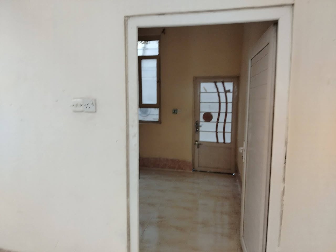 بيت ٥٠ متر طابق واحد للايجار كامل بس تجي وتكعد نظيف بي غرفة مطبخ صاله وبي كيزر كامل العنوان شارع ابو طالب ***********
