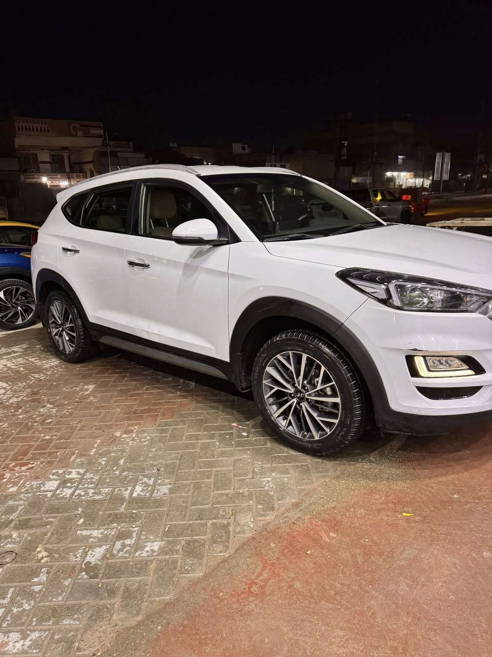 السلام عليكم
توسان 2020 خليجي شركه الكاصد مكفوله كفاله عامة من الصبغ فقط بارد صغير كد شبر سياره وضع الشركه برغي ممفتوح بيها مكينه وكير وضع الشركه صدر امامي وخلفي وضع شركه تراي ليعجبك  سياره ماشيه 63 حقيقي وعل فحص ولزكات شركه بعدهن بيهه   وكتلوكات شركه بعدهن  بيهه سياره زيرو بعدهه بوضع الشركه لوك جديد 
بصمه لاخ سياره جديد جدا مواصفات 
كشنات كهرباء عدد 2
بصمه تشغيل 
بصمه ابواب 
لايت عدستين زنون 
بكلايت آيل ايدي 
شاحن ايفون بدون واير
وشاحن يو اس بي
حساس امامي وخلفي 
كامره خلفي دواره 
خمس ويل كب
دوشمة جلد اصلية توسان 
تبريد قطعتين 
مري شفط 
لد نهاري 
سايد بريك باليد
تحكم ستيرن جهتين
ايكو اقتصاد بانزين
شاشه اصلية وايفاي لمس
مكينه 2000 دوش لمرغوب 
باقي مواصفات توسان معروفه رقم بغداد دولي جديد هزه جديده سنويه بسمي مجدده  اتصا *********** مكاني بغداد السعر ٢١٣$ والشراي خادم اله
