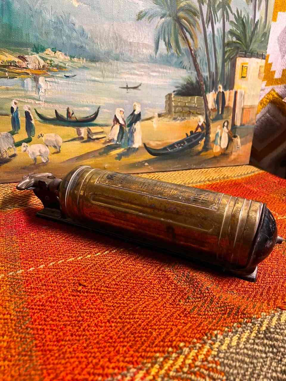 طفاية حريق نحاس انكليزي سنة 1961 قديمة
نظافة 100% القياس 37 سم 
الوزن 1604 كيلو 
واتساب ***********
