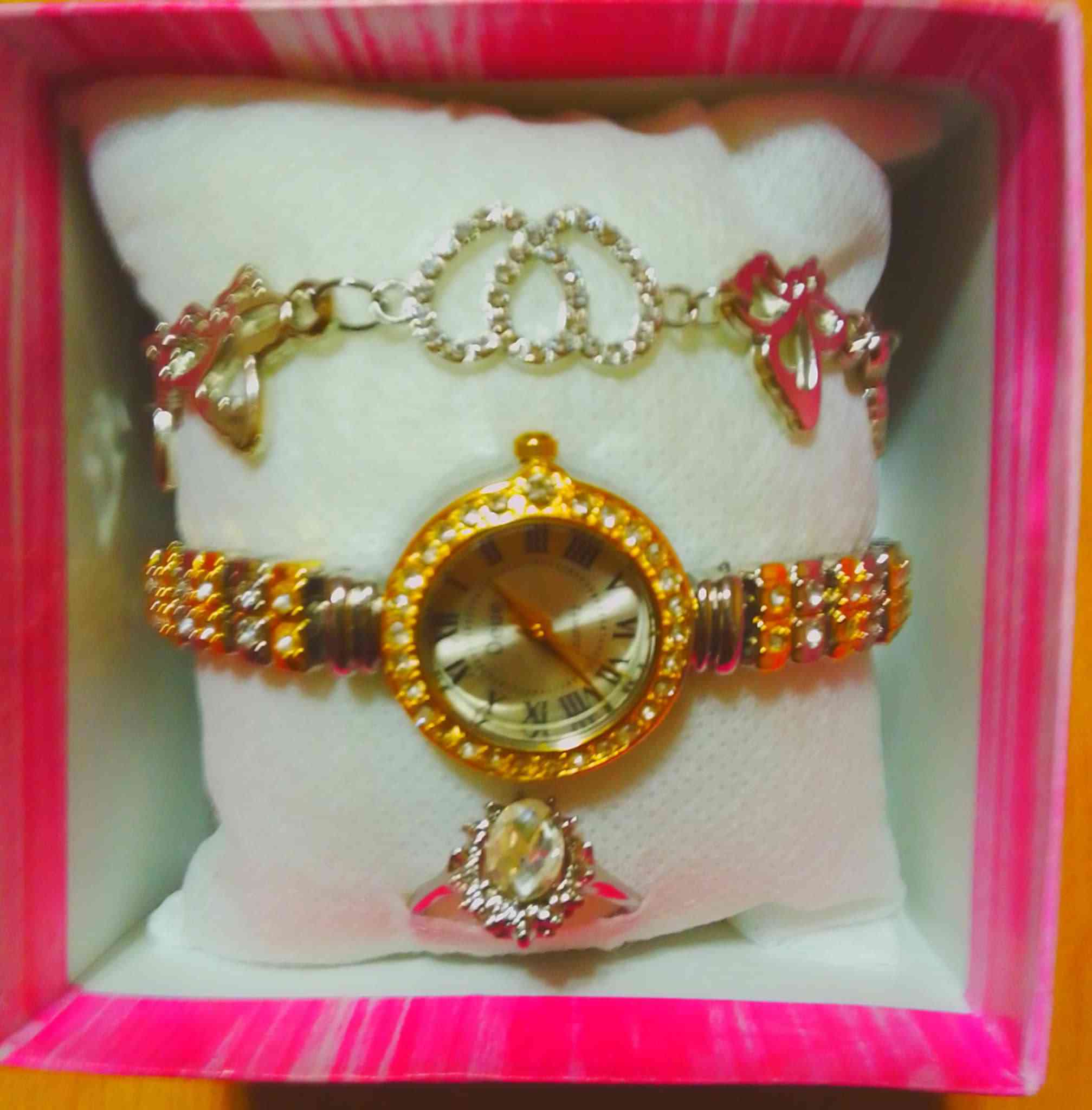 ✨ عرض مميز للبيع ✨
طقم أنيق وفخم يتكوّن من:
💍 خاتم راقي
⌚ ساعة نسائية بتصميم مميز
📿 عقد أنيق بتفاصيل جميلة
✔️ تصميم عصري وجذاب
✔️ مناسب للهدايا والمناسبات
✔️ حالة ممتازة
سلعة تركية متحولش🇹🇷
💰 السعر: عرض خاص 1800
📦 توصيل متوفر 
📩 للمهتمين راسلوني على الخاص
#بيع #ساعات #اكسسوارات #أناقة #هدايا


**إذا كنت صاحب هذا الإعلان وتريد حذفه لأي سبب، رجاءا أرسل رسالة إلى الدعم الفني**