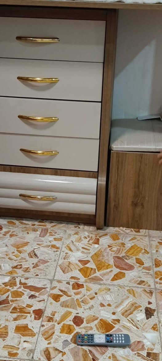 سلام عليكم 
كنتور ابو بابين وميز شاشه و طابوريه ومرايه ومجرات نضيفات 
 مكان نجف فقط ب250 وبيه مجال الرقم ***********
