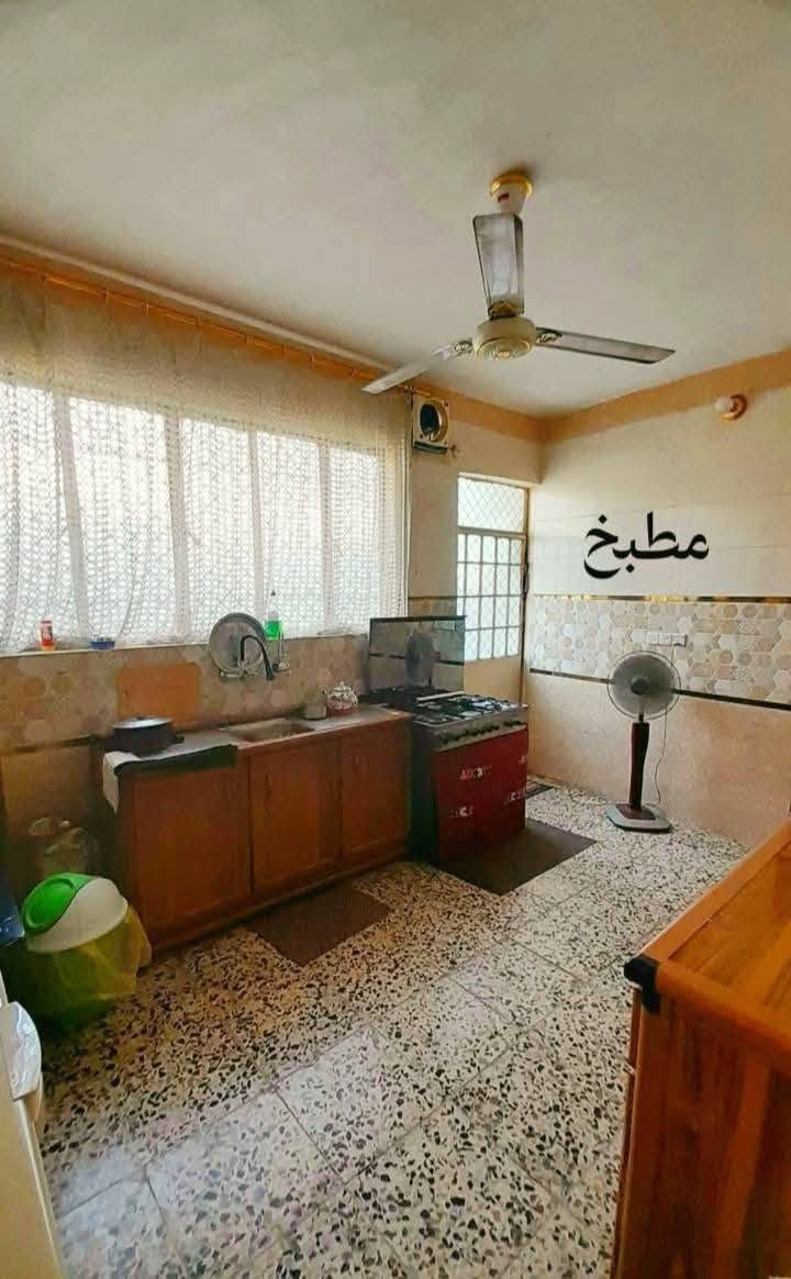 ﷽

السلام عليكم بيت للبيع  المساحه ١٠٠ متر ١٠×١٠ البيت مدخلين  

 ٣غرف نوم وصاله ومطبخ وخدمات

الطابق الارضي هول ومطبخ وغرفه وخدمات 

والطابق الاول غرفتين وسطح وبيتونه

المنطقه مي مجاري مو سبتتنك كهرباء عواميد واسلاك مو ضفيره  انترنيت وطني. 75 وبي مجال

العنوان سويب زراعي حجي عماد 

*********** واتساب ***********  واتساب

العنوان الكرخ منطقة سويب نهاية الشرطة الخامسه
