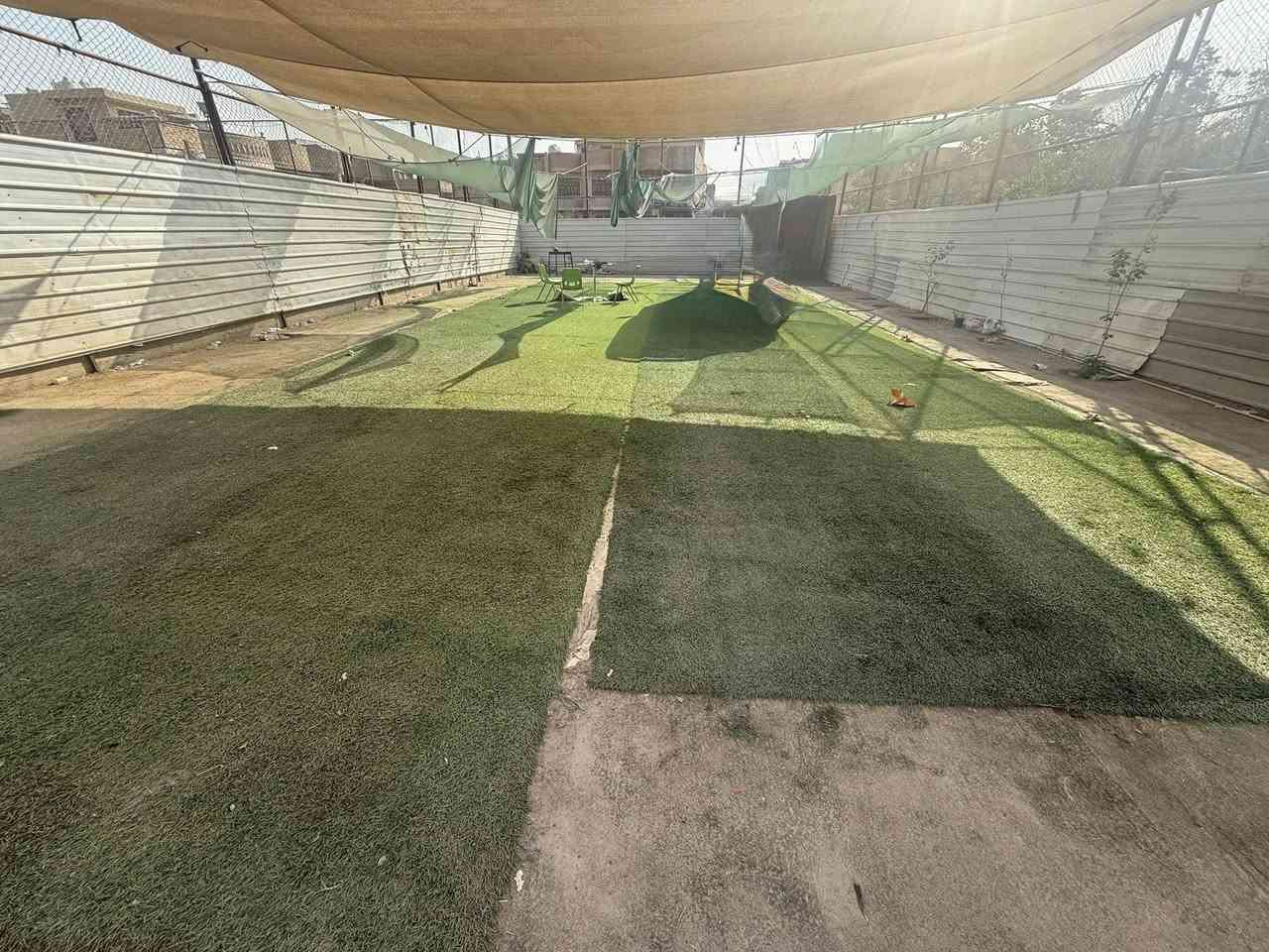 الدار للبيع مع قطعه ارض إماميه منطقة حي الكوفة مساحة البيت260م والقطعه360م الاستفسار على الرقم ***********
