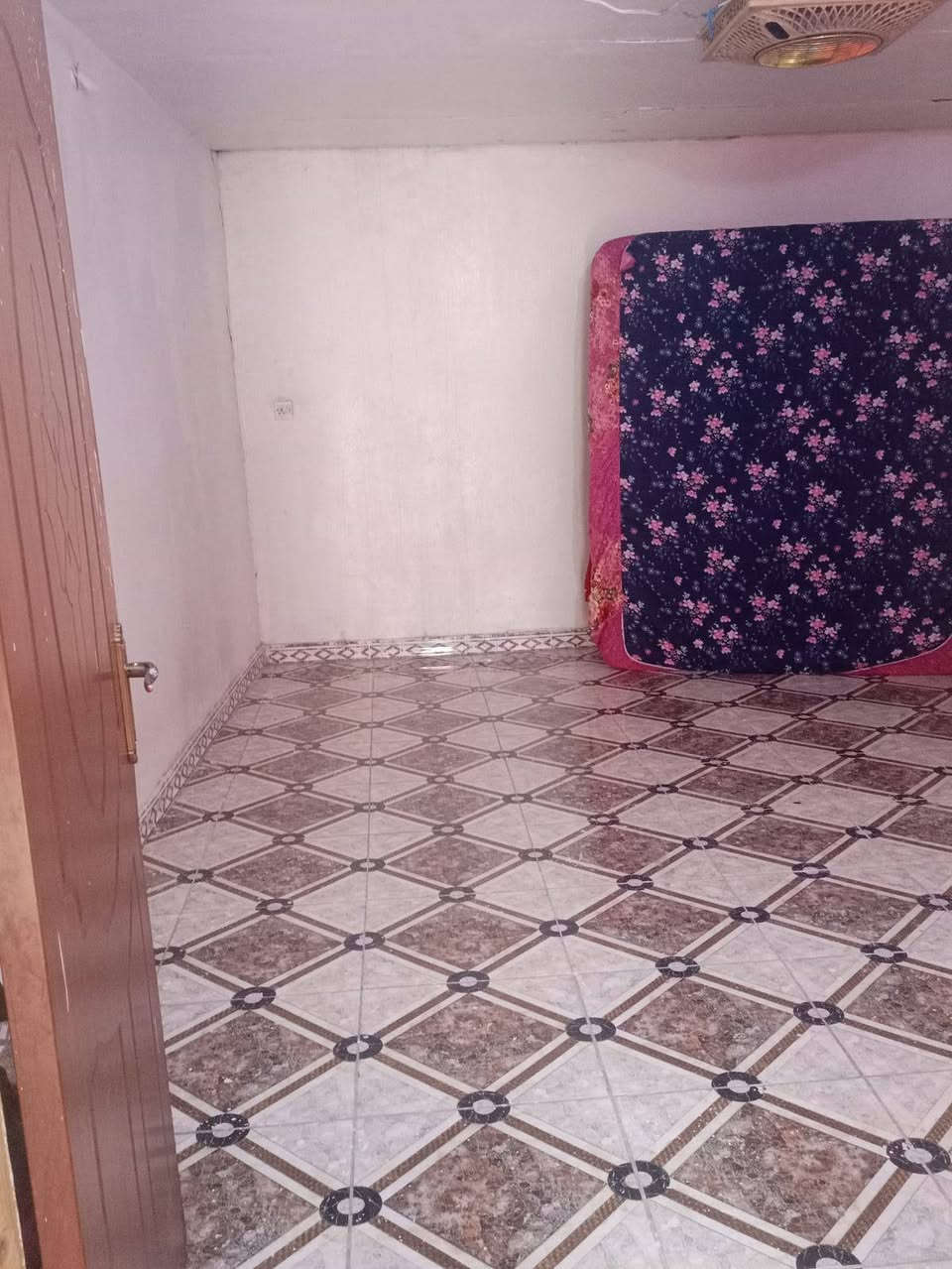 بيت للبيع مساحه 50 متر بالضغط الطابق الارضي  هول وملحقاتها والطابق الثاني غرفه نوم واحده  ***********  واتساب ‏‪***********‬‏ للاتصال
