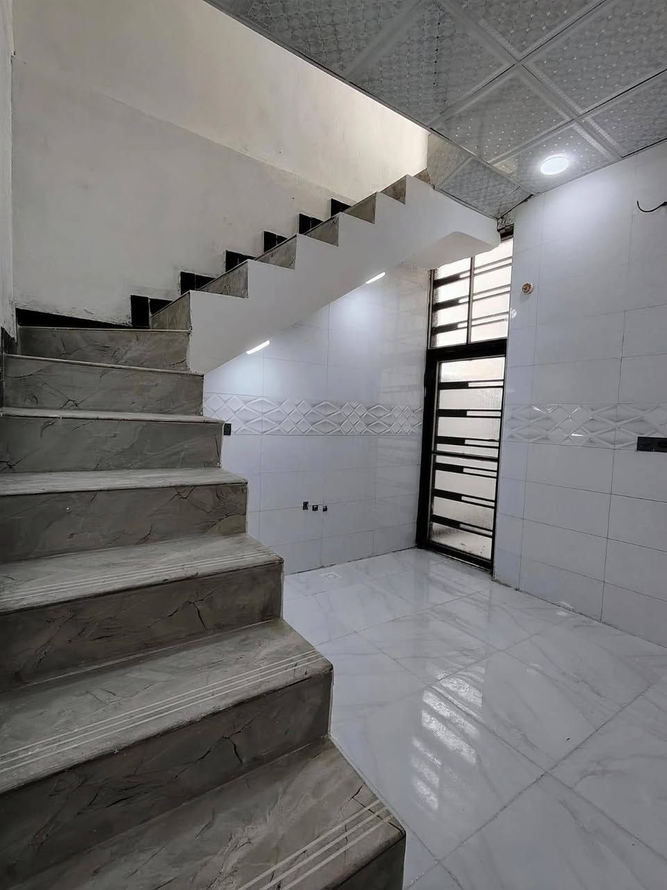 🏡دار للبيع🏡
المساحة: 60 متر
✅ #طابو_زراعي_سند_25_أقرار_محكمه
السعر: 26 مليون  (مع المجال)
الموقع: النجف شارع الصب عمود 317

مواصفات البناء: #يحتوي_على_أستقبال 
 غرفة/ صالة معزولة/مطبخ معزول/ صحيات داخليه / وخارجية / مكشوفة
بناء مرتب (أساس + سقف كونكريت + طابوك)
أرضية بورسلين أبو الـ 60

الخدمات:#بعد_عن_سوق_75متر
ماء كهرباء مدارس سوق تبليط مولد

للاستفسار والاتصال:
***********#
