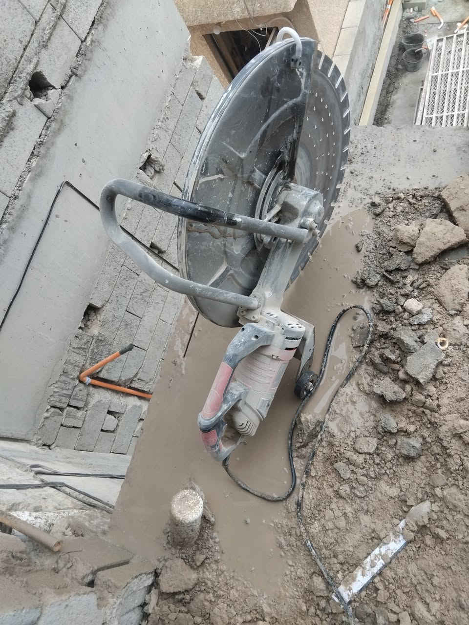 يتوفر قاطعة كونكريت لفتح الأبواب وقطع الكونكريت ***********
