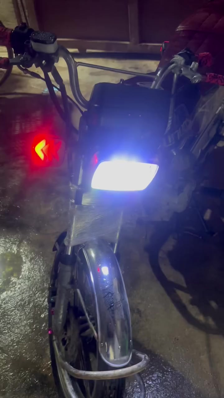 السلام عليكم دراجه سيفان موديل22بيها ورقه كارتونيه تايرات جدد ويل كب كشن جديد تانكي جديد دراجه ماناقصها شي مكاني بعقوبه رايدها500بيها مجال بسيط رقمي***********
