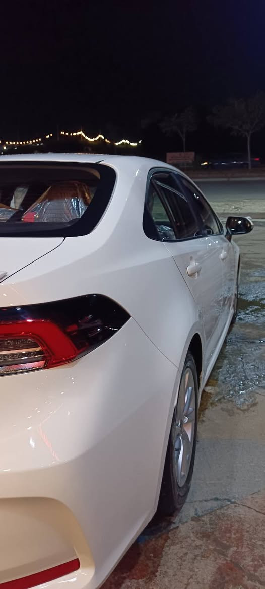 � للبيع كورلا 2025 وارد الصين 🚗
▫️ اللون: أبيض
▫️ داخل: جلد أحمر
▫️ القير: أوتوماتيك
▫️ العداد:15,000 كيلو
▫️ الحالة: نظيفة جداً

✨ المواصفات:

 • شاشة
 • كاميرا خلفية
 • تحديد مسار
 • بلوتوث + USB
 • مثبت سرعة
 • دخول ذكي
 • مرايا كهرباء
 • تكييف قوي
 • إيربگ
*السارة مازالت تحت الظمان 
🔥 المميزات:

 • السيارة ما تحتاج شي
 • مشيها ناعم
 • اقتصادية بالبنزين
 • فحص بأي مكان
* السيارة مكفولة 

💰 السعر: (158 ورقة) وبيهة مجال 
📍 الموقع: (حي الجهاد )
📞 للتواصل: (***********)
