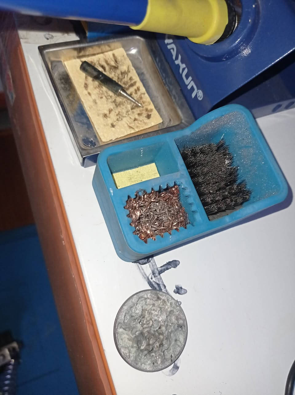 السلام عليكم
اجهزة صيانة الموبايلات للبيع شلعه وحده قليل مستخدمة 
هيدكان وكاوية مع علبه تنظيف الكاوية
مكبرة وحاملة للخرائط
صلودر سائل و بكرا
فلكس 
لاصق سائل للشاشة افضل نوعية غير مستخدمة مع المسدس الخاص بي
لاصق تو فيس
عوازل حراره نوعيتين
و جهاز اشعة الفوق بنفسجية و UV 
وجهاز تيستر 
علبة للبراغي
قواعد شحن لجميع الموبايلات تايب سي وكلكسي افضل نوع
العنوان : الموصل 
للتواصل : *********** واتساب 
               ***********
