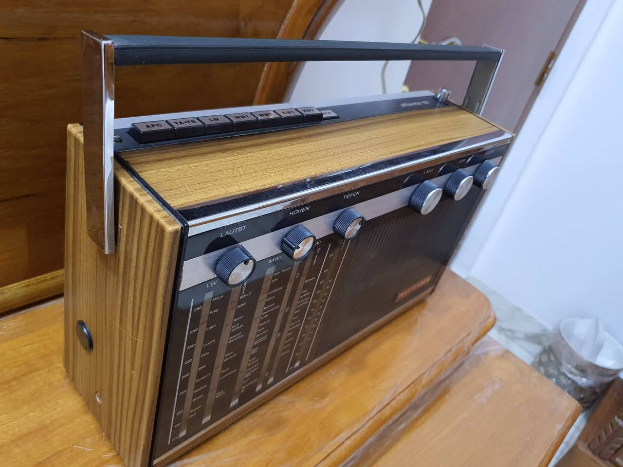 راديو الماني غني عن التعريف سنة الصنع 1968 يحتوي على خمس موجات MW/LW/FM/SW1/SW2 وزن ثقيل اي استفسار عالخاص.


**إذا كنت صاحب هذا الإعلان وتريد حذفه لأي سبب، رجاءا أرسل رسالة إلى الدعم الفني**