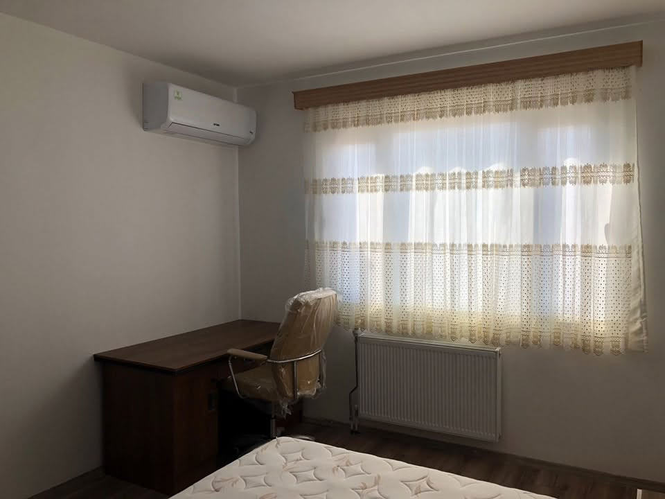 🏡 شقة جديدة ومؤثثة للبيع في القرية الفرنسية الثانية – دهوك

فرصة مميزة لامتلاك شقة سكنية واسعة وجاهزة للسكن مباشرة في أحد أفضل المجمعات السكنية في مدينة دهوك.

📍 الموقع: القرية الفرنسية 2
🏢 البرج: تور رقم 6
⬆️ الطابق: 16
📐 المساحة: 166 متر مربع
🌆 الاتجاه: جنوبي، مع إطلالة جميلة ومفتوحة على مدينة دهوك

تفاصيل الشقة:
🛏️ 3 غرف نوم، إحداها ماستر سويت
🛁 حمامان
🛋️ صالة واسعة
🍽️ مطبخ
📦 غرفة مخزن مستقلة
🌿 بلكونة كبيرة بإطلالة على المدينة
🚗 موقف سيارة مخصص تحت البناية

الشقة جديدة، مؤثثة بالكامل وغير مستعملة، وتباع مع الأثاث، وهي جاهزة للسكن مباشرة.

💰 السعر الإجمالي:73,000 دولار وبيها مجال.

تفاصيل الدفع:
▪️ 63,000 دولار نقداً
▪️ 10,000 دولار أقساط متبقية مع الشركة.

يتميز مشروع القرية الفرنسية الثانية بجودة البناء والموقع والخدمات المتكاملة، ويوفر للسكان:
 🕌 مسجد
🌳 حدائق ومساحات خضراء
🛝 مناطق ألعاب للأطفال
 👦 روضة اطفال
🛒 أسواق وخدمات متكاملة في المجمع
☕ مطاعم ومقاهي
🏋️ نادٍ رياضي
🔐 بيئة سكنية راقية وآمنة

تتميز القرية الفرنسية الثانية ايضا بوجود (مجمع طبي، صيدلية، مخبز، Lundary, وخدمات اخرى كثيرة)

الشقة مناسبة جداً للعائلات، كما تُعد خياراً جيداً للسكن أو الاستثمار، بفضل مساحتها الواسعة، طابقها المرتفع، إطلالتها الجنوبية المميزة، وأثاثها الجديد.

📞 للاستفسار يرجى التواصل على الرقم: 
***********
الرجاء التواصل للجادين بالشراء فقط.
