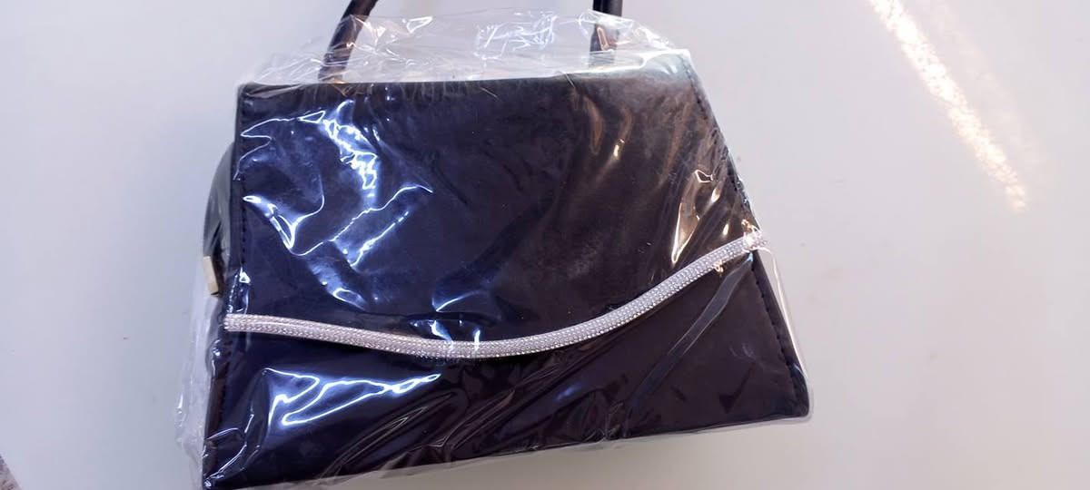 اللهم صلِّ على محمد وآل محمد 🌸
✨ وصلت حديثاً إلى مول السعادة ✨
تشكيلة متنوعة من الحقائب النسائية والبناتي بأجمل الموديلات وأحدث التصاميم 👜💖
🎀 حقائب يومية وعمل
🎀 موديلات سهرات
🎀 حقائب بناتي بألوان جذابة
🎀 خامات مرتبة وأسعار مناسبة للجميع
📍 العنوان:
الديوانية – حي العسكر
شارع لوكفه القديم
مقابل شارع مركز شرطة الحسين
مول السعادة… ذوق وأناقة بأسعار ترضيكم


**إذا كنت صاحب هذا الإعلان وتريد حذفه لأي سبب، رجاءا أرسل رسالة إلى الدعم الفني**