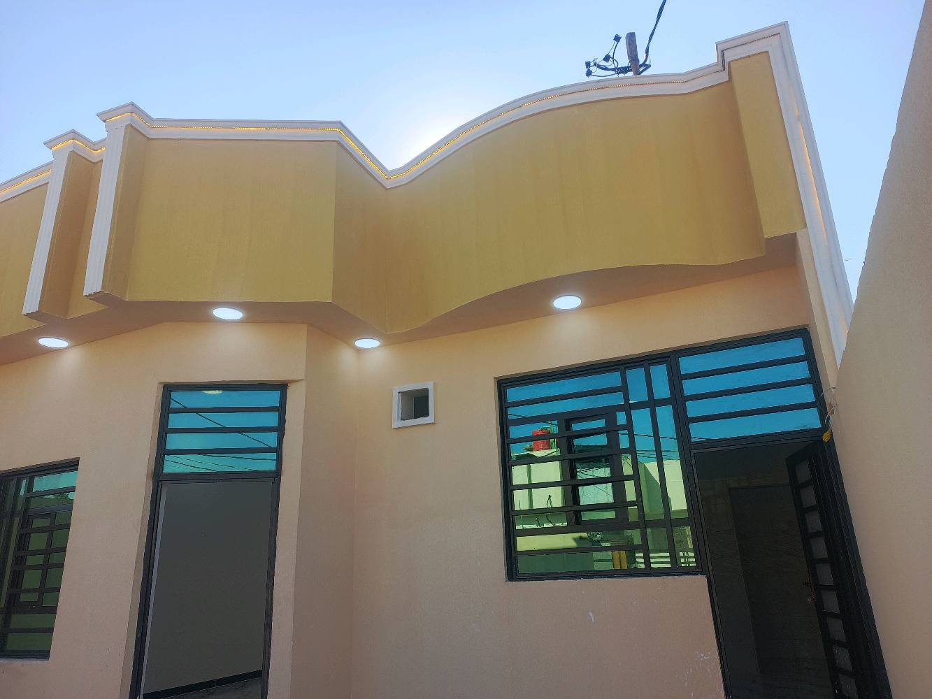 بيت للبيع مساحه 200متر سند 25 يحتوي علا غرفتين نوم صاله مطبخ حار بارد صحيات خارجيه وداخليه البيت جديد هستوه كمل بناء العنوان البصره شط العرب جزيره يوبه حي رايه 