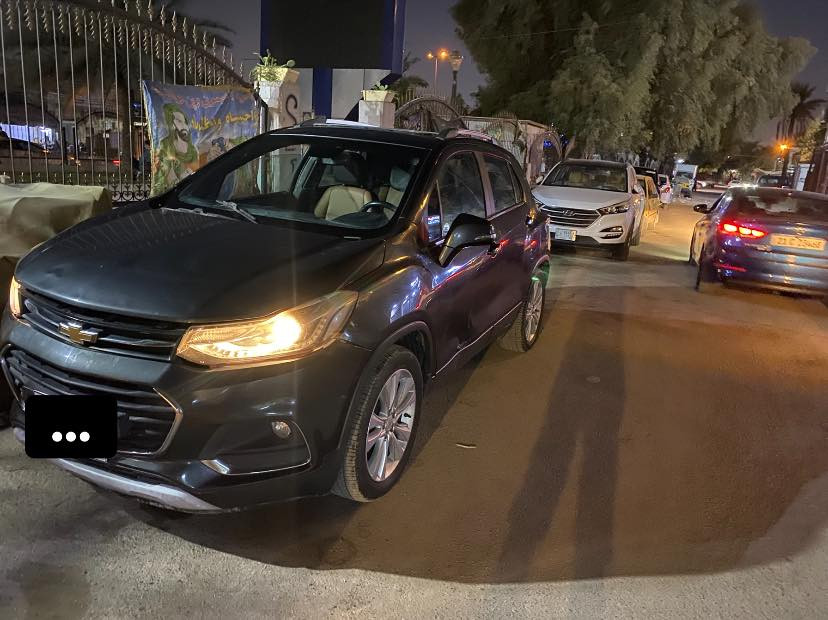 السلام عليكم  
شوفر تراكس 2018 فول مواصفات LTZ 
اعلى فئة بسيارات 
تحكم ستيرن 
بصمة 
بانور راما 
داخل جديد كلش 
سيارة نضيفة 
فقط بيها براد دهن  لان خابطة 
بس سيارة شغالة كلشي مابيها 
ابيع ادوات ادوات  مكصوصة 
وًمراوس عادي 
عنوان بغداد 
***********
رقم اربيل
