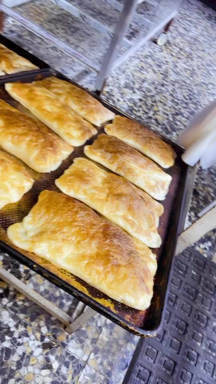 السلام عليكم خلفه صمون كهربائيّ وكاهي وجرك وفطائر وكعك مضبوط محتاج شغل مكاني بغداد الكرخ المحتاج يتصل *********** ابوسيف
