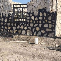 بسم الله الرحمن الرحيم خوانه العزاء بناء حجر كرسته وعمل بيوت سياج للتو...