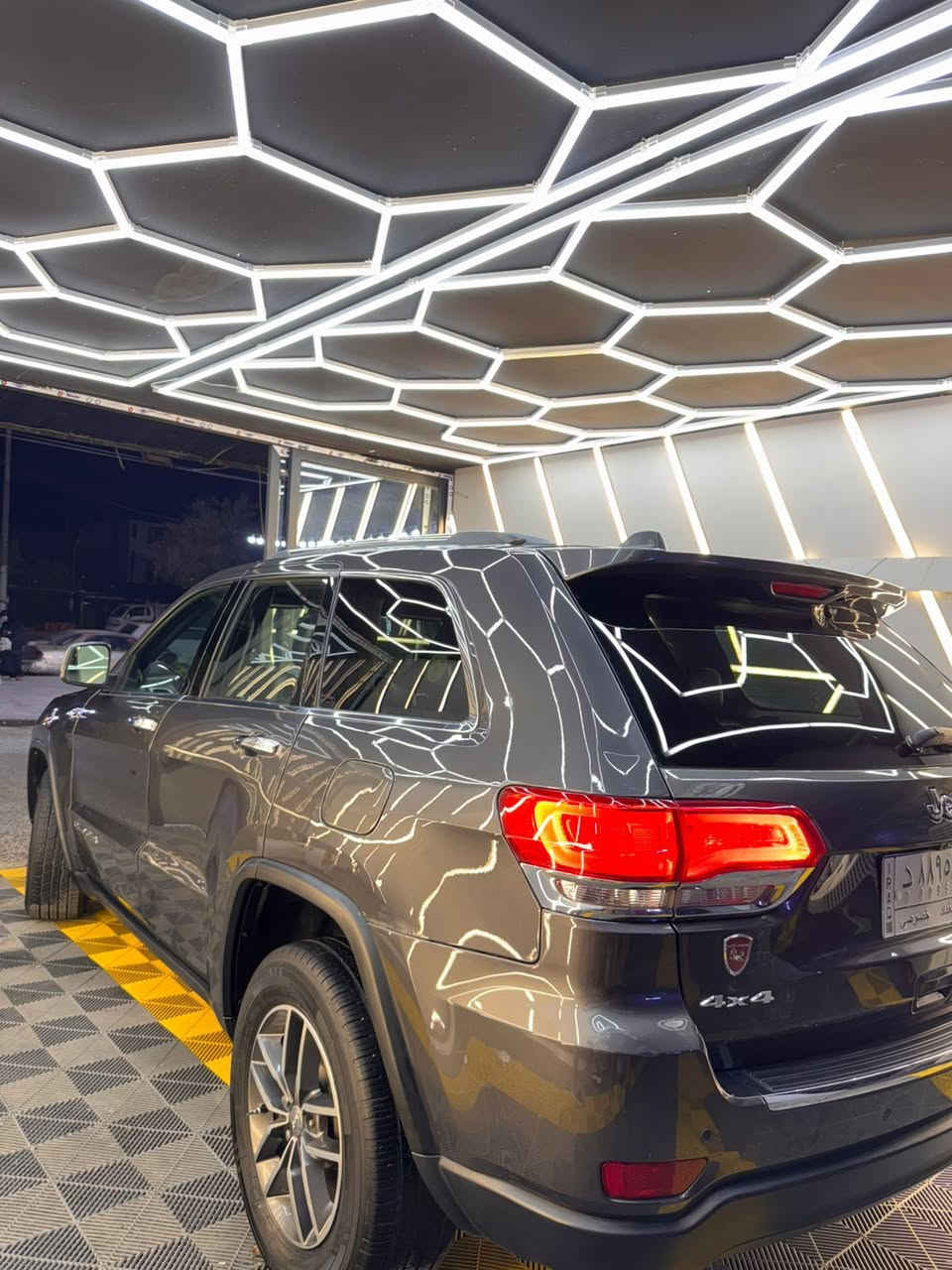 للبيع جيب كراند شيروكي لميتد وارد أمريكي موديل 2018 فول مواصفات 
فور ويل شاشه كامره خلفيه كشنات ستيرن تدفئه حساسات امامي خلفي مري جانبيه تدفئه وانذار جميع كهربائيات السياره شغاله السياره جديده مثل مموضح بل صور عدا الدعاميه لائماميه بيها ضرر بسيط 

حادث السياره بلخارخ بنيد ودعاميه امامي بدون ايرباك 

رقم السياره بعد التحويل يتحول انكليزي الرقم الجديد
السعر 25الف$ وبيها مجال 
الشراي يتصل ويدلل 
***********
