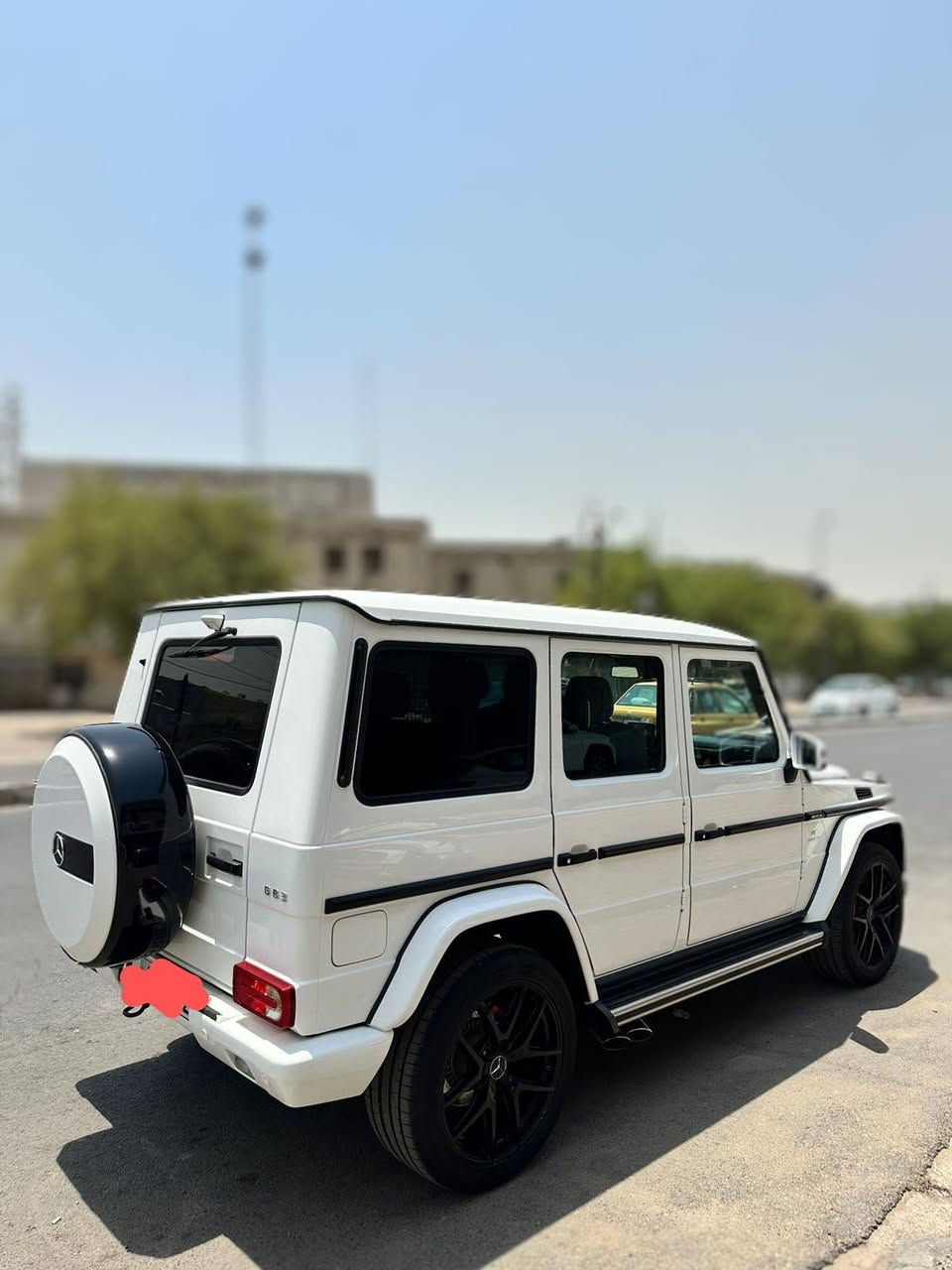 Mercedes G63 AMG
‏
مرسيدس جي 63 أي أم جي
سنة الصنع: 2016
المسافة المقطوعة: 120
المستورد: BCM

المواصفات:

المحرك: 4.0 لتر V8 مزدوج التيربو
القوة: 577 حصان
ناقل الحركة: أوتوماتيكي بـ9 سرعات (AMG SPEEDSHIFT TCT)
نظام الدفع: دفع رباعي دائم (4MATIC)
نظام التعليق: تعليق AMG متكيف
الشاشة: شاشتان رقميتان بقياس 12.3 إنش
نظام الصوت: Burmester فاخر
فتحة السقف: سلايد
نوع الفرش: جلد 
المستشعرات: مراقبة النقطة العمياء، مساعد ركن أمامي وخلفي، مساعد الحفاظ على المسار
الكاميرا: رؤية محيطية 360 درجة
الإضاءة: مصابيح MULTIBEAM LED
نظام الملاحة: نظام MBUX مع شاشة لمس ودعم الأوامر الصوتية 
ضررها: جاملغ امامي ايمن صبغ فقط وعندي صورته قبل لا اصبغه مكانها بغداد زيونه
***********
