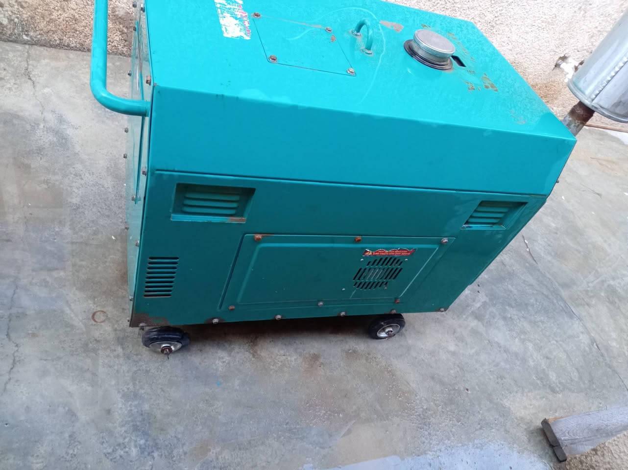 السلام عليكم للبيع مولده كامه كاتم مستعمله شي قليل جانت تشتقل بس انتركت شهر بس عايزه باتري قطعه نضيفه اخو الجديد وسعره مناسب السعر 600 وبيه مجال الرقم للتواصل واتساب ***********
