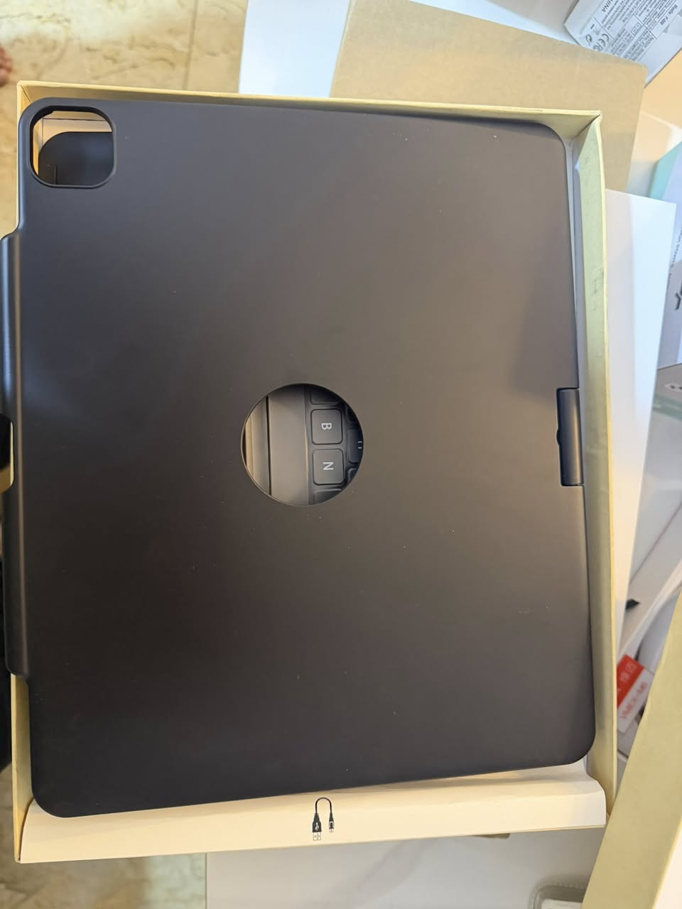السلام عليكم
حافظة لوحة مفاتيح بلوتوث لجهاز iPad Pro مقاس 12.9 بوصة مزودة بلوحة لمس.

تتضمن الحافظة لوحة مفاتيح فعلية ولوحة لمس للتحكم بمؤشر الماوس.

تصميم الحافظة يتيح وضعيات مختلفة واستخدامها كحامل لجهاز الآيباد.

تدعم بعض الإصدارات الدوران بزاوية 360 درجة لزوايا رؤية مرنة.

غالبًا ما تكون مزودة بإضاءة خلفية للوحة المفاتيح ومساحة مخصصة لحمل القلم. [1, 2, 3, 4]

حافظة لوحة مفاتيح بلوتوث 

اعلى سعر ابيع متوفر توصيل 

الحجز ع الخاص


**إذا كنت صاحب هذا الإعلان وتريد حذفه لأي سبب، رجاءا أرسل رسالة إلى الدعم الفني**