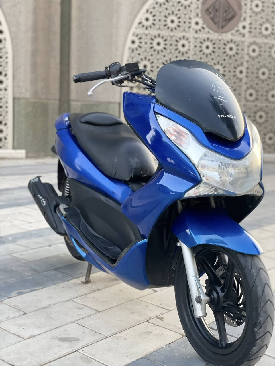 السلام عليكم للبيع دراجه pcxجيل الاول  دراجة  ماخذها رمبه الدراجه وأعلى ايدي حجم مكينه 150ياباني الاصلي دراجه جديده مال جناي وعلئ ايدي لون ابيض   
ياباني الاصلي دراجه كامله أستان كهربائي حساس ازدحام سويجات دراجه جديده الدراجه  احلا من الصور مال جناي المكان بغداد دراجة مكفوله اي نقص مابيه السعر 1350
وبيها مجال بسيط  
اي استفسار ***********
