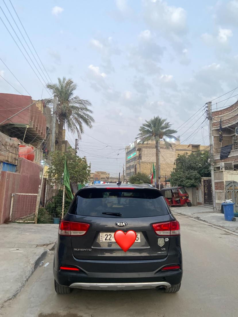 🔥 للبيع – كيا سورنتو 2017  أمريكي

🚗 الموديل: كيا سورنتو 2017  
🌍 المواصفات:  (وارد أمريكي)  
⚙️ المحرك: 6 سلندر    
🚀 القوة: تقريباً 290 حصان  
🔄 القير: أوتوماتيك  
🛞 الدفع: رباعي (AWD)  
👨‍👩‍👧‍👦 عدد الركاب: 7 مقاعد  

✨ المواصفات:  
✔️  تبريد 🧊 ثلج
✔️ شاشة + كاميرا خلفية   
 ✔️ نظام مثبت سرعة   
✔️ مكيف دبل + خلفي  
✔️  اشاير مرايات 

🛢️ نوع الوقود: بنزين  
⛽ صرفية جيدة بالنسبة للحجم  

📍 الموقع: (بغداد)  
📊 الممشى: (200)  
💰 السعر: (149) 

📞 رقم الهاتف: (***********)  

🚨 السيارة نظيفة جداً/ رقم اربيل باسمي
بيها خمس قطع صبغ بدون دواخل
